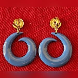 Vtg AVON 1987 "Curlycue" Goldtone and Blue Acrylic Clip Earrings